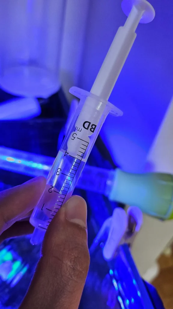 어항물 4ml 넣는다.