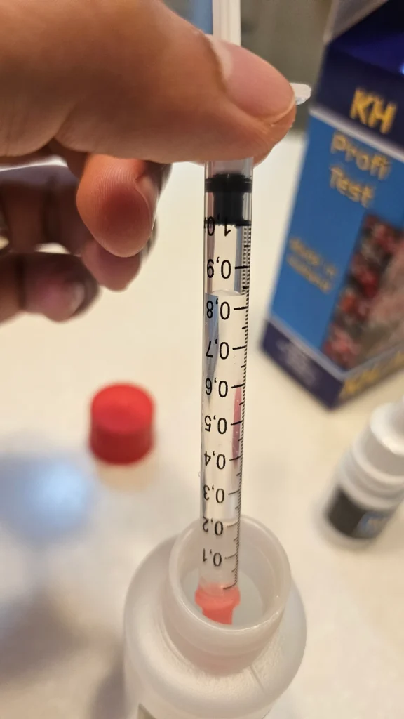 검은 피스톤을 1ml 눈금에 맞춘 올바른 예시