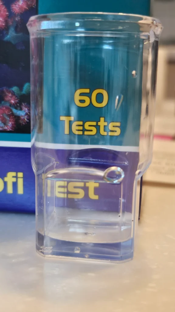 시약을 넣기 전 어항 물 1ml 를 담은 플라스틱 통