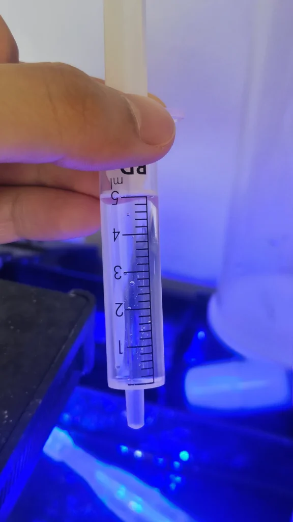 셀리퍼트 PO4 테스트를 위해 어항 물 10ml를 준비한 모습. 주사기에 5ml 뽑은 모습