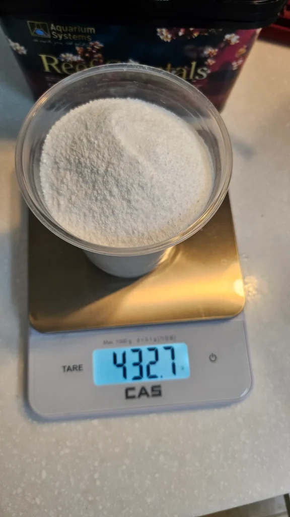 10L 기준으로 대략 430g 정도의 해수염을 넣어주면 목표하는 1.026 정도의 염도가 맞춰진다.