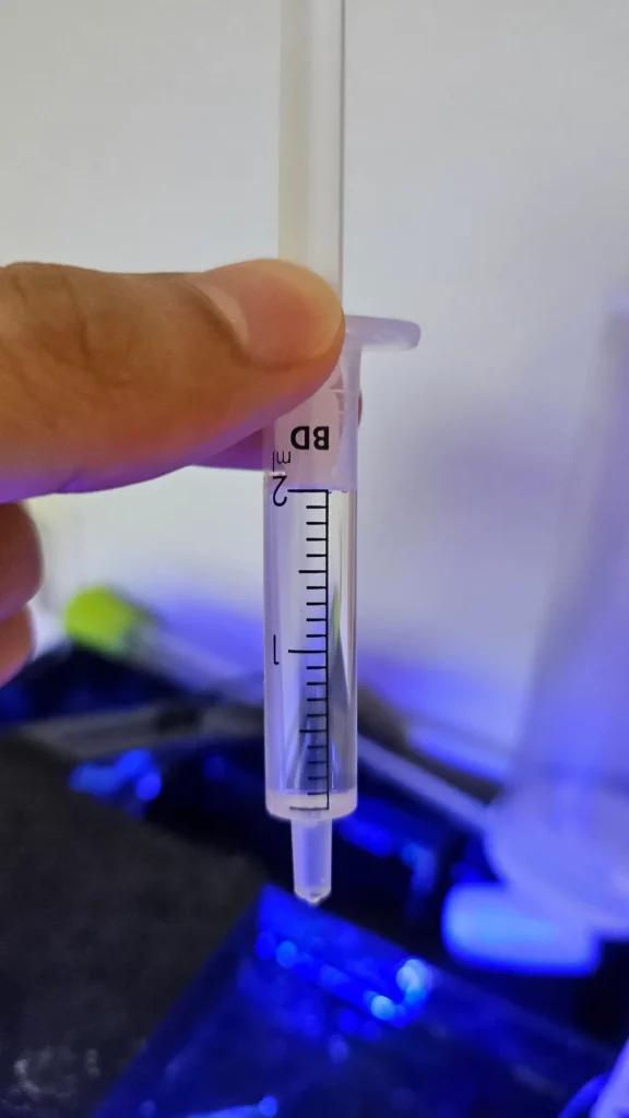 주사기로 어항의 물 2ml 를 뽑는다 기포가 없이 뽑자.