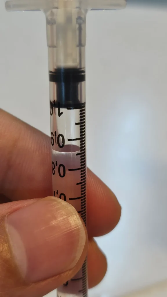 검은색 팁 부분을 1ml 위치까지 맞춰준다.
용액의 위치는 신경쓰지 않는다.