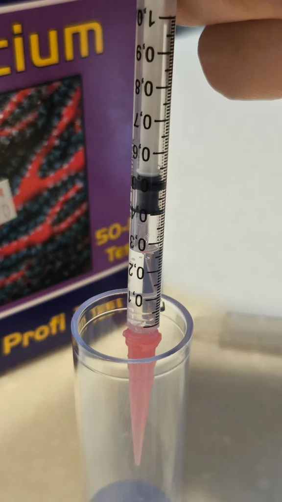 Ca-2 용액 0.6ml 를 용기에 바로 넣어준다.
눈금을 검은색 0.4ml로 맞춘다.