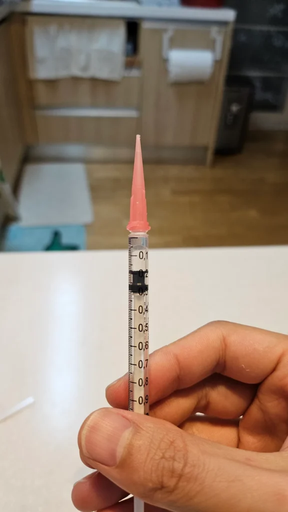 셀리퍼트 Ca 테스트 후 1ml 주사기 눈금을 읽는 모습.