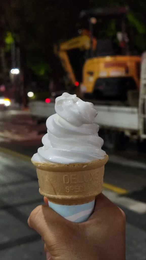밤거리에서 손에 들고 있는 소프트 콘