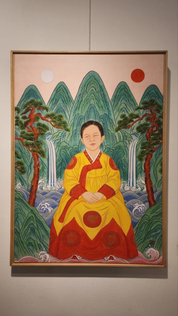 운현궁 민화 전시에 걸린 산과 해를 배경으로 한 인물 그림