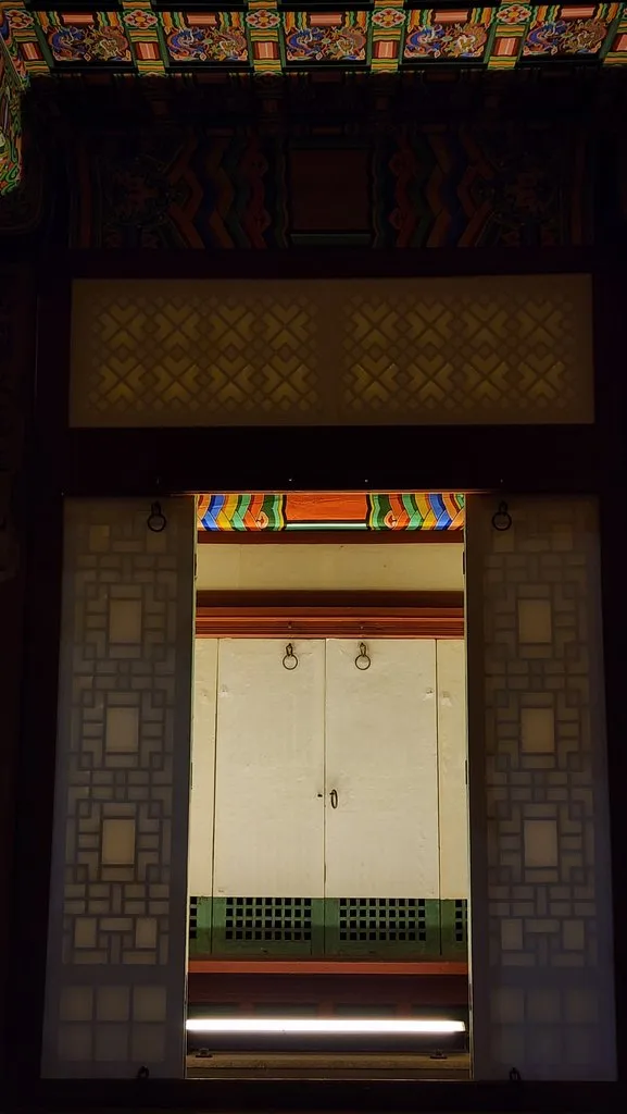 열린 문 너머로 내부가 보이는 덕수궁 건물